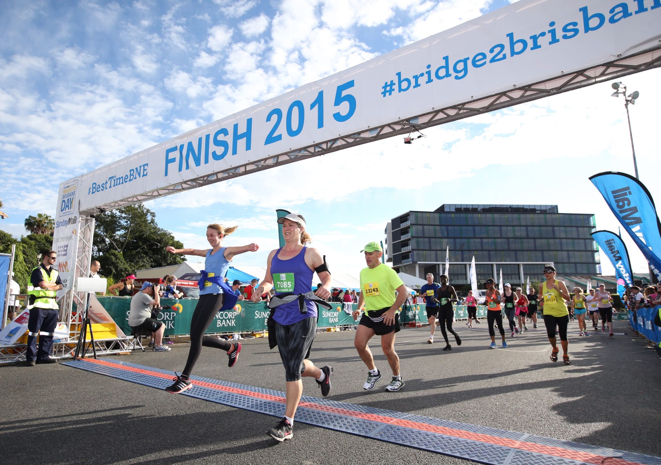 people cross the bridge to brisbane finish line in bowen hills