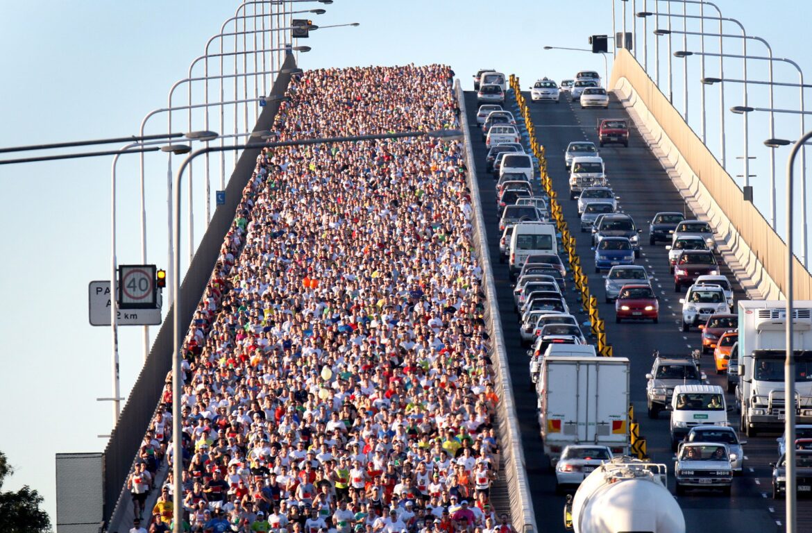 people running down gateway bridge for bridge to brisbane